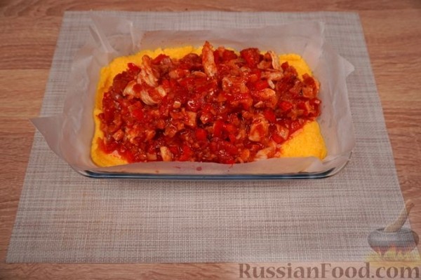 Запеканка из поленты с креветками и беконом