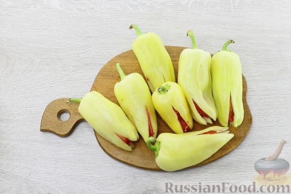 Жареный сладкий перец с помидорами и чесноком