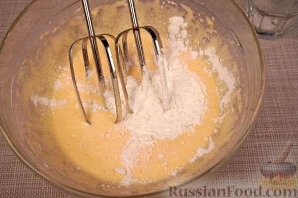 Торт из миндального безе с пралине, шоколадным заварным кремом и глазурью