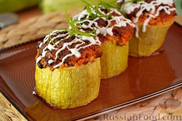 Кабачки, фаршированные творогом, брынзой и сладким перцем Кабачки, фаршированные творогом, брынзой и сладким перцем