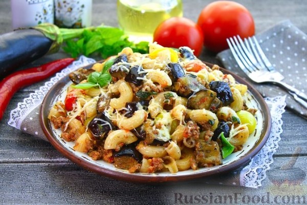 Макароны с фаршем, баклажанами и помидорами