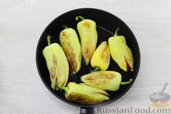 Жареный сладкий перец с помидорами и чесноком