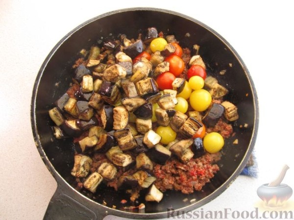 Макароны с фаршем, баклажанами и помидорами