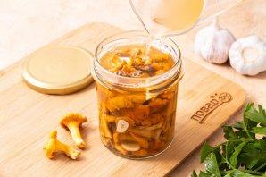 Маринованные лисички с чесноком Маринованные лисички с чесноком