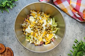 Салат с колбасой и яйцами