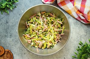Салат с колбасой и яйцами