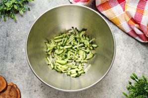 Салат с колбасой и яйцами