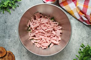 Салат с колбасой и яйцами