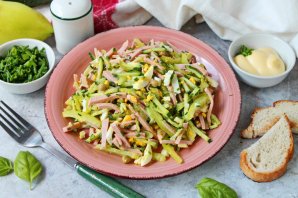 Салат с колбасой и яйцами Салат с колбасой и яйцами