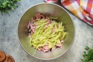 Салат с колбасой и яйцами