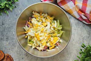 Салат с колбасой и яйцами