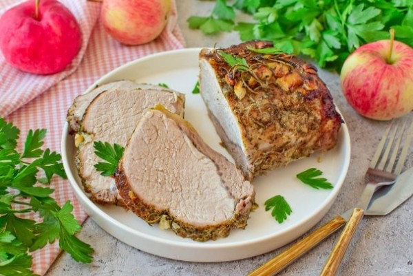 Свинина с яблоками в духовке