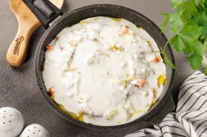 Тушеная рыба в сметанном соусе