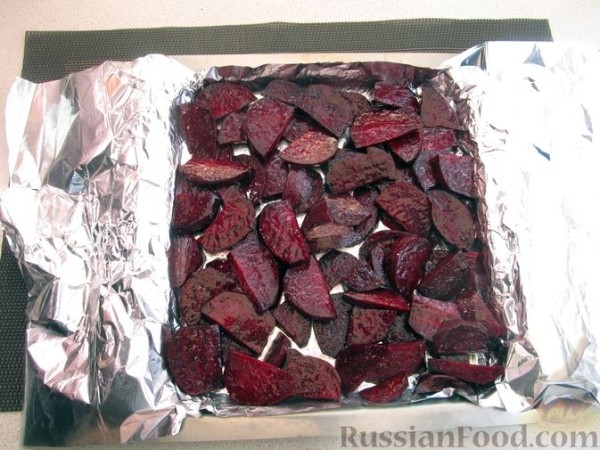 Салат из печёной свёклы, моркови и лука