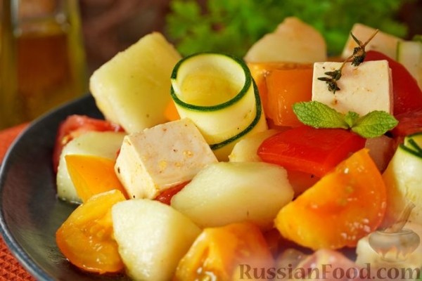 Салат из дыни, овощей и маринованной брынзы