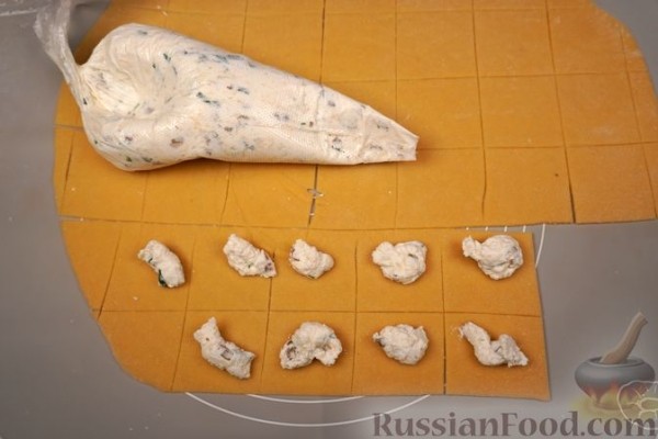 Хилопитес емистас с сыром, творогом и оливками (тортеллини по-гречески)