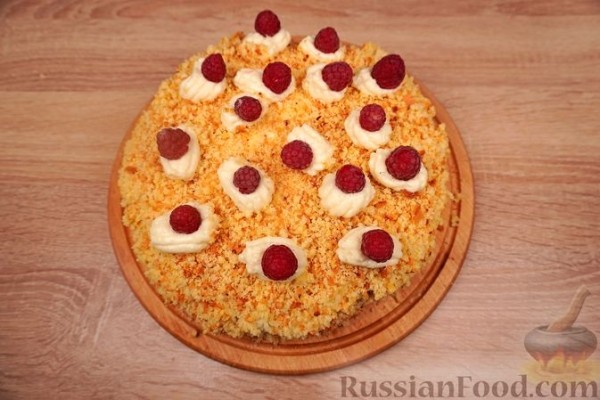 Бисквит с заварным кремом и малиной