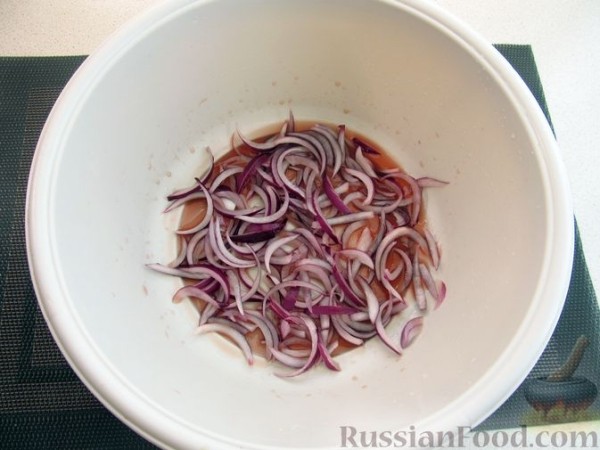 Салат из печёной свёклы, моркови и лука