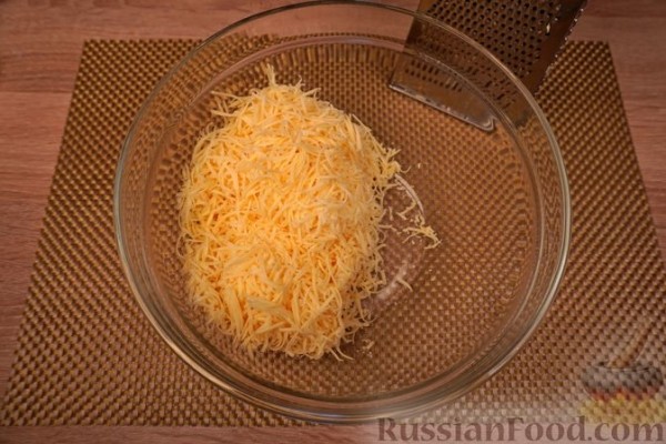 Тиропитакия (треугольнички из теста фило с сыром и беконом)