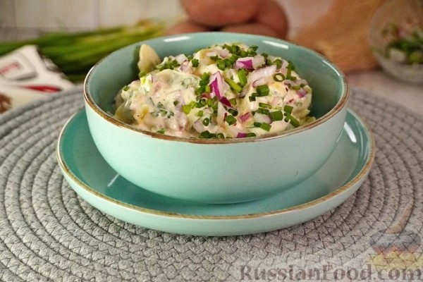 Картофельный салат с майонезно-сметанным соусом