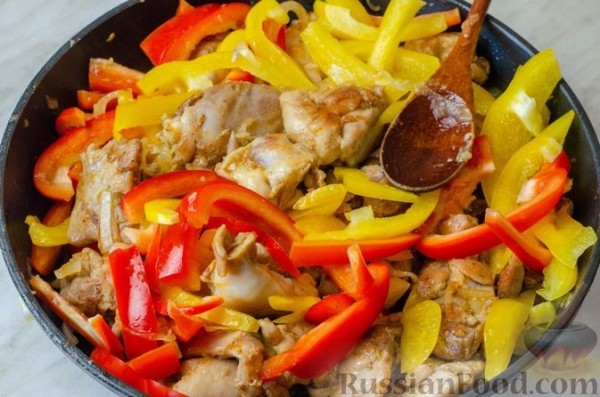 Курица, тушенная с грибами и сладким перцем в томатном соусе
