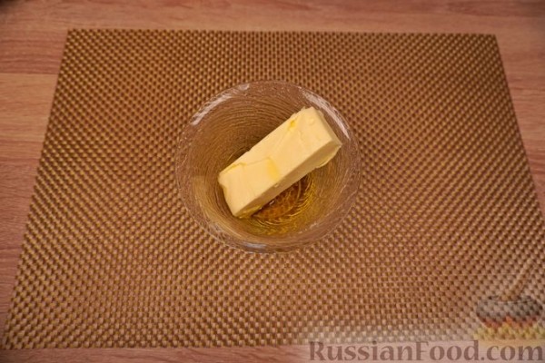 Тиропитакия (треугольнички из теста фило с сыром и беконом)