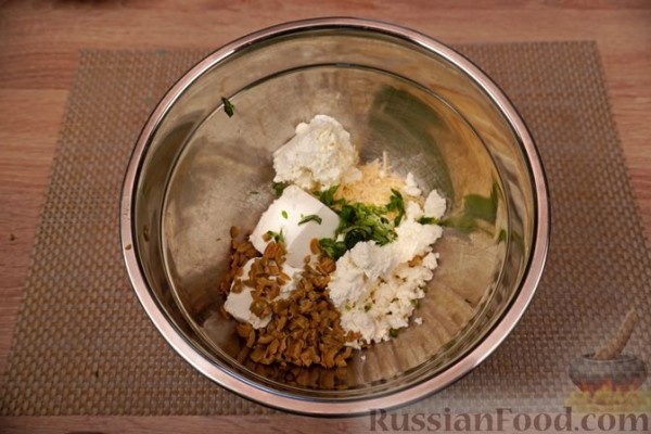 Хилопитес емистас с сыром, творогом и оливками (тортеллини по-гречески)