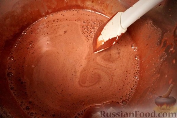 Торт из миндального безе с пралине, шоколадным заварным кремом и глазурью