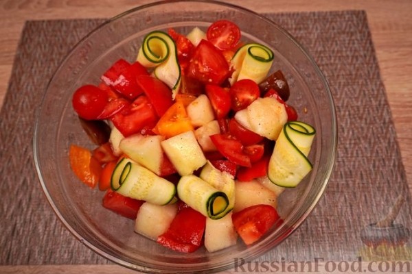 Салат из дыни, овощей и маринованной брынзы