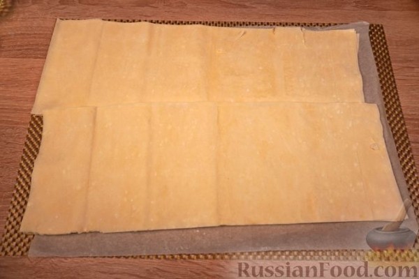 Тиропитакия (треугольнички из теста фило с сыром и беконом)