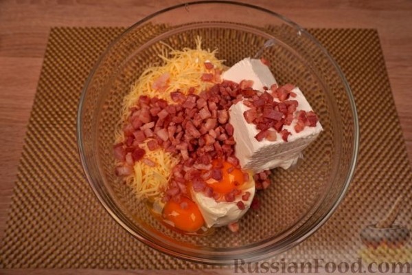 Тиропитакия (треугольнички из теста фило с сыром и беконом)