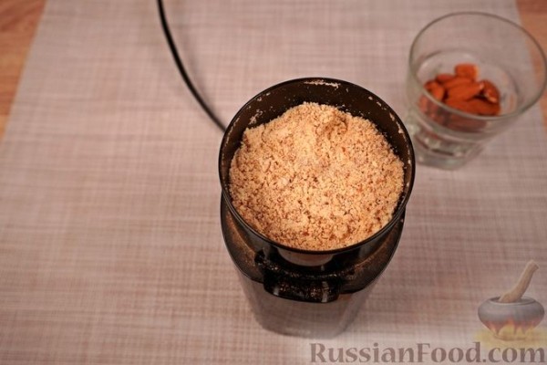 Торт из миндального безе с пралине, шоколадным заварным кремом и глазурью