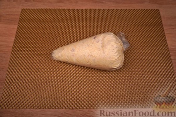 Тиропитакия (треугольнички из теста фило с сыром и беконом)