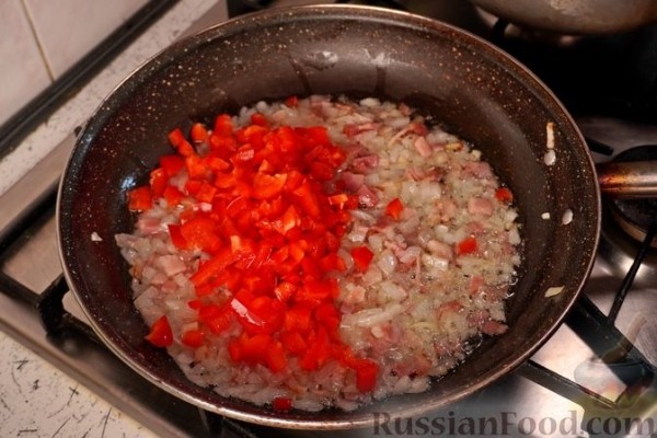 Запеканка из поленты с креветками и беконом