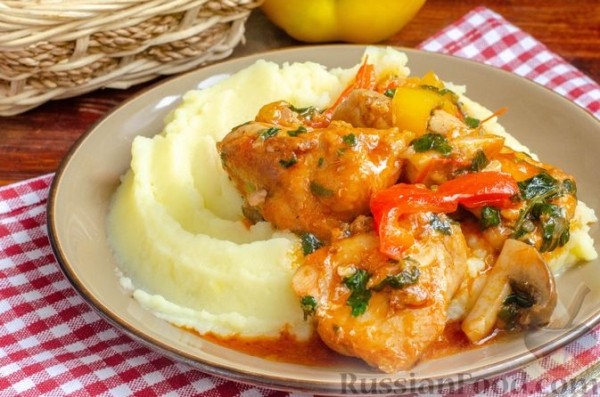 Курица, тушенная с грибами и сладким перцем в томатном соусе