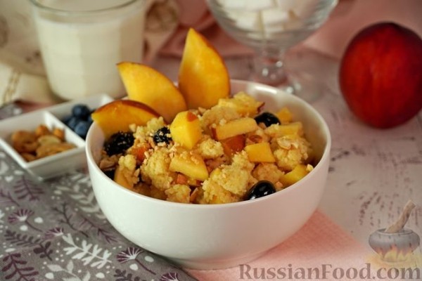 Кускус с голубикой, персиком и орехами