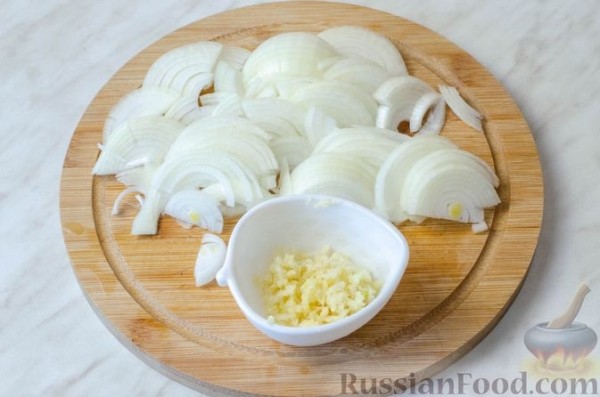 Курица, тушенная с грибами и сладким перцем в томатном соусе