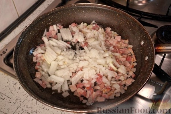 Запеканка из поленты с креветками и беконом
