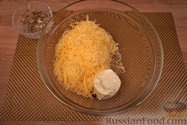Тиропитакия (треугольнички из теста фило с сыром и беконом)