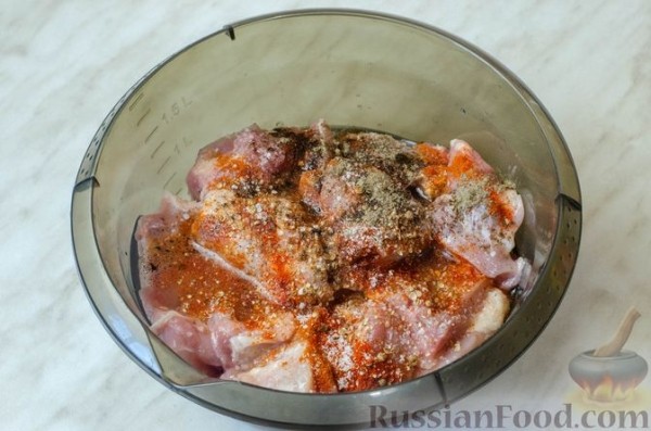 Курица, тушенная с грибами и сладким перцем в томатном соусе