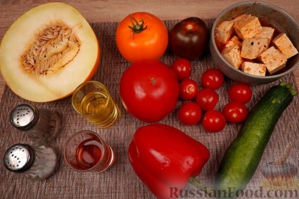 Салат из дыни, овощей и маринованной брынзы