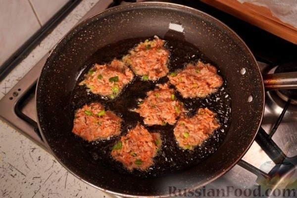 Оладьи из консервированного тунца и моркови