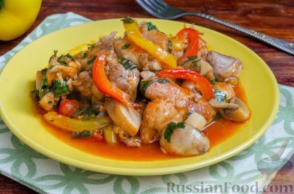 Курица, тушенная с грибами и сладким перцем в томатном соусе