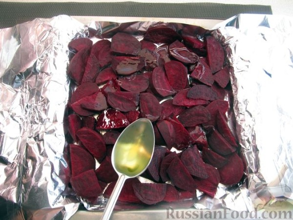 Салат из печёной свёклы, моркови и лука