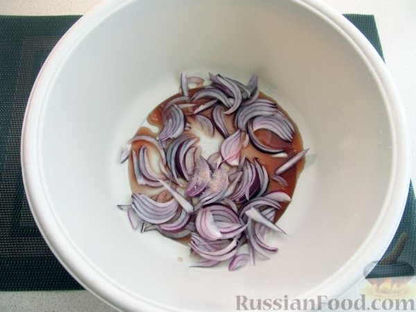 Салат из печёной свёклы, моркови и лука