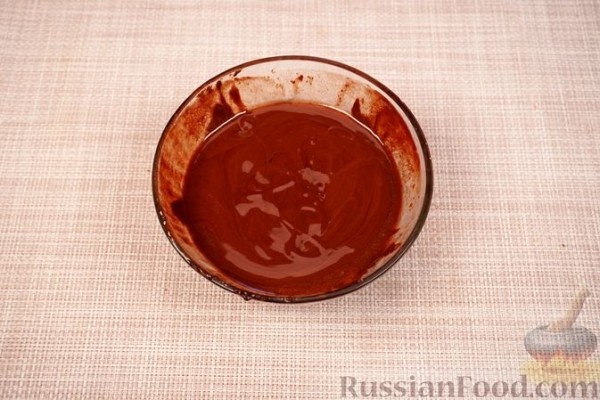 Торт из миндального безе с пралине, шоколадным заварным кремом и глазурью