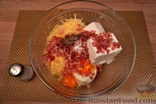 Тиропитакия (треугольнички из теста фило с сыром и беконом)