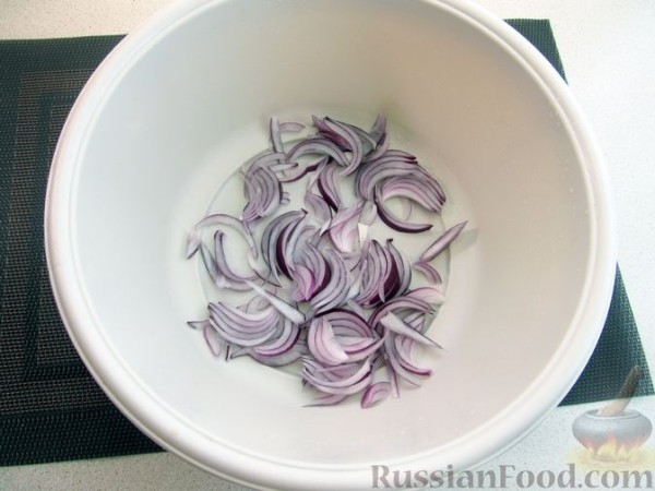 Салат из печёной свёклы, моркови и лука