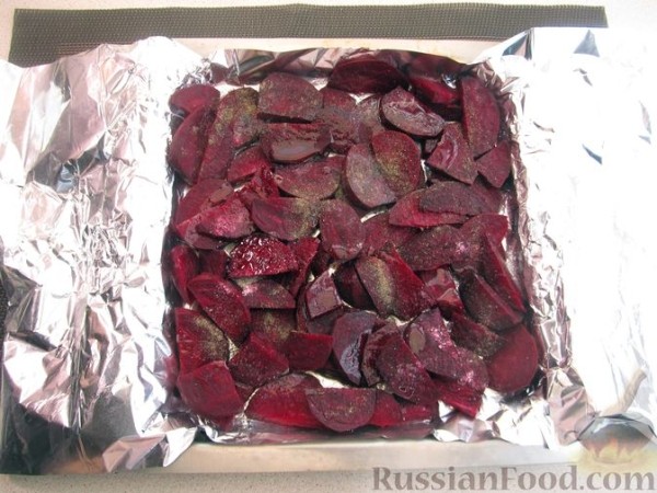 Салат из печёной свёклы, моркови и лука