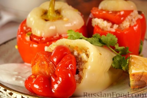 Фаршированный перец с рисом, фисташками и изюмом